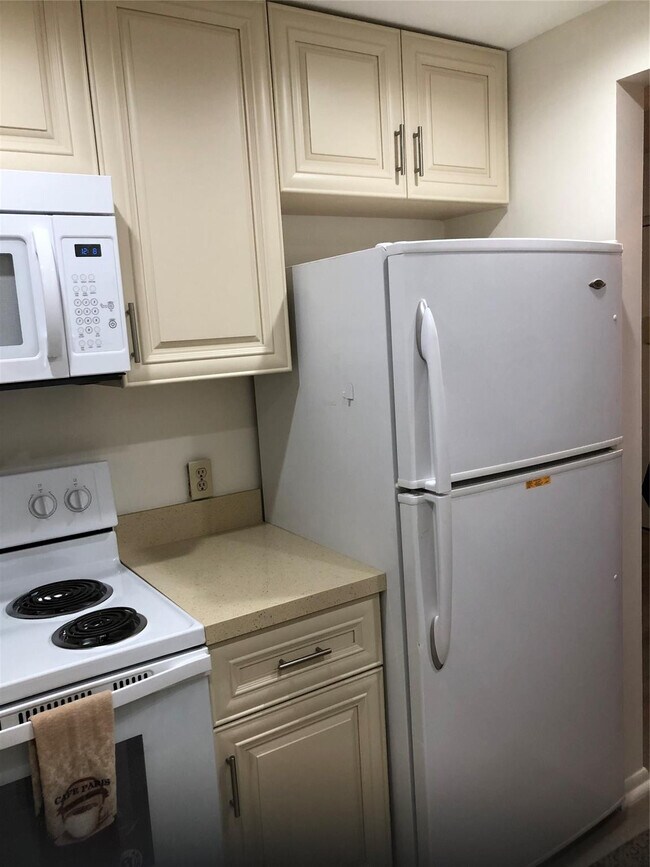 Building Photo - 850 Ter