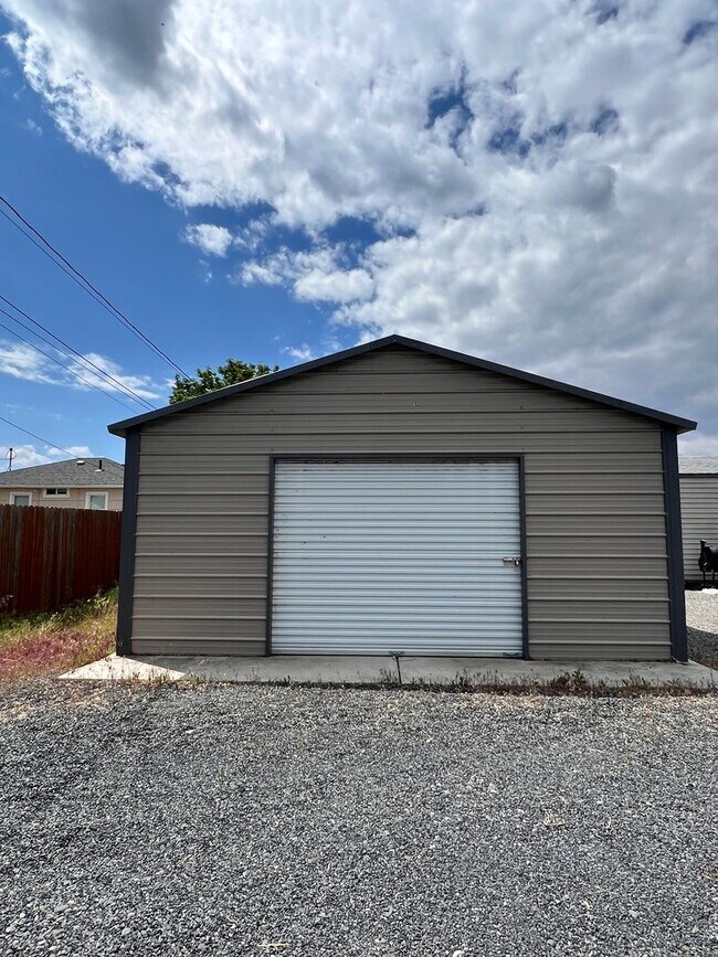 Building Photo - 2 Bed 1 Bath Home w/ Huge Shop For Rent!!!