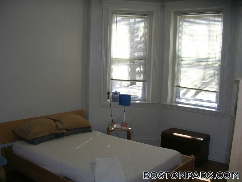 Building Photo - 211 Park Dr