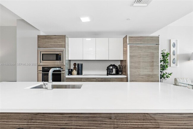 Building Photo - 460 NE 28th St