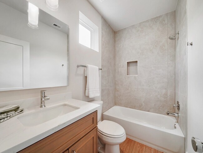 Building Photo - 861 Rachel St