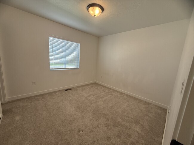 Building Photo - 881 W Sagewood Dr