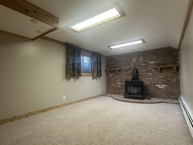 Building Photo - Cute country home available!