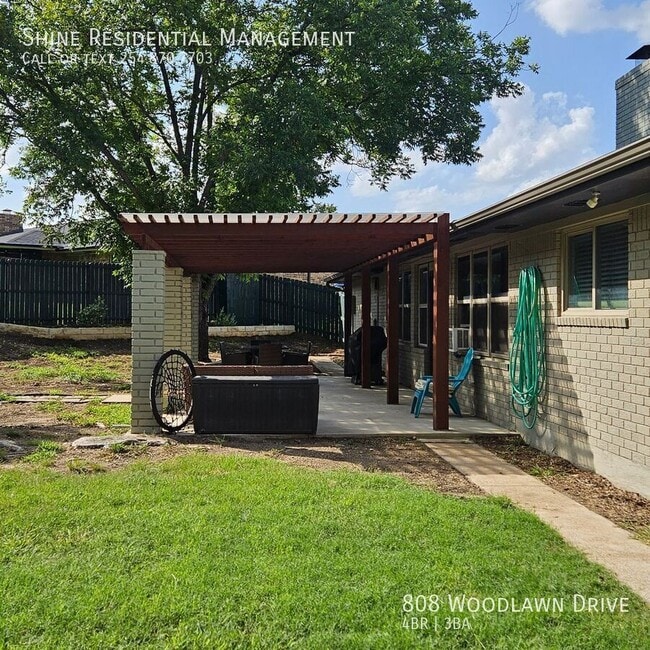 Building Photo - 808 E Woodlawn Dr