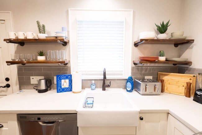 Building Photo - 725 Peddie St