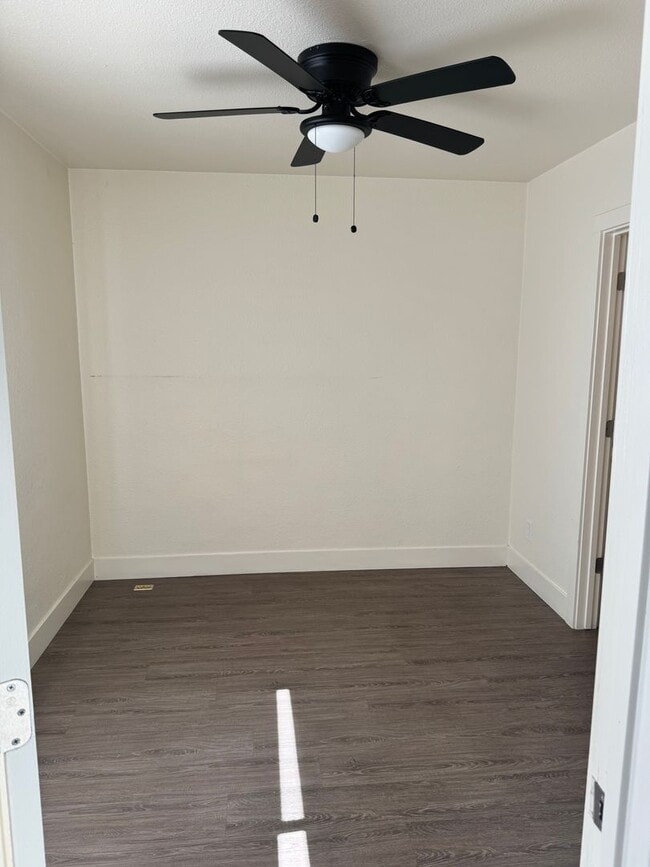Building Photo - TRI PLEX in midtown..1 bedroom 1 bath with...