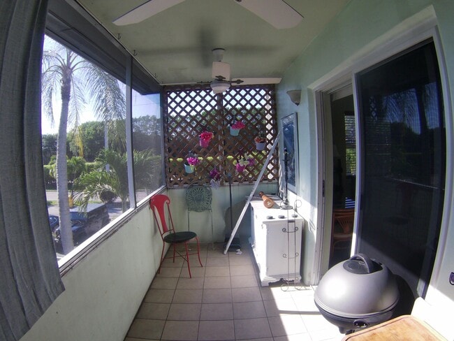 Building Photo - 571 Capri L