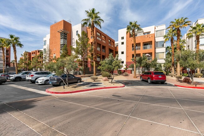 Building Photo - Mid-rise Condo - Park Avenue