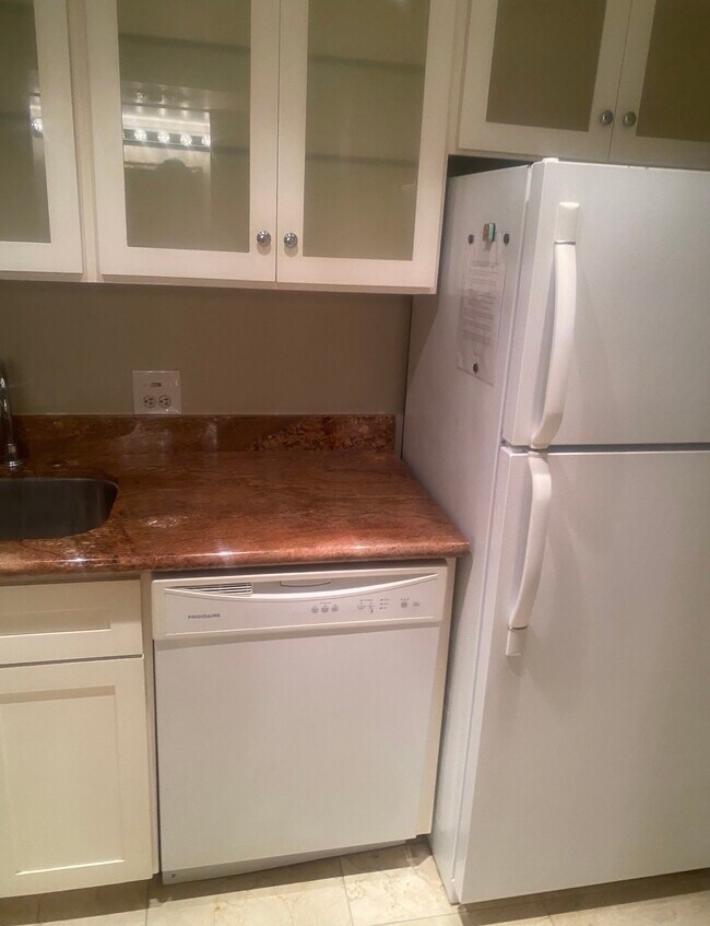 Building Photo - 2016 Main St