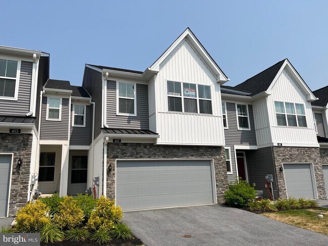 Building Photo - 405 Redbud Ln