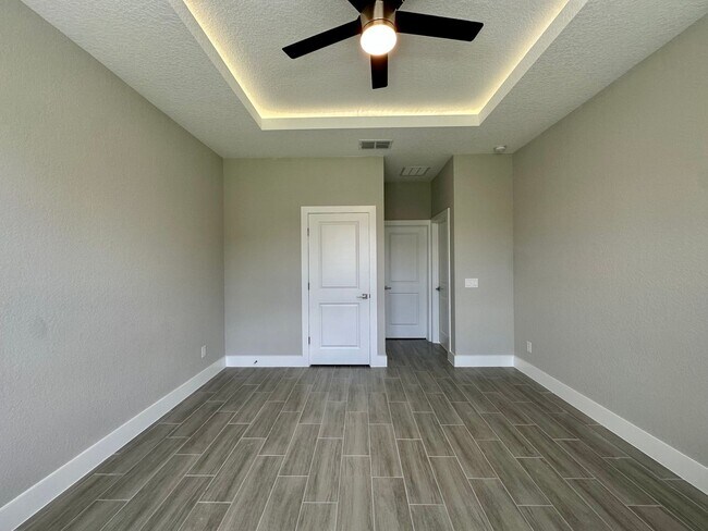 Building Photo - Brand New Modern Duplex !