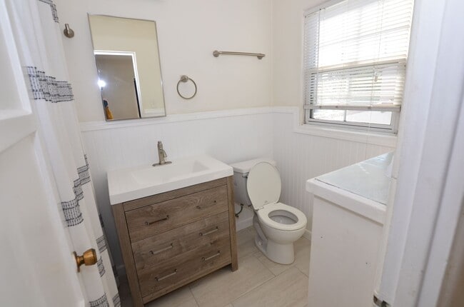 Building Photo - 1.Bd/1 Ba in a duplex, in the heart of Cor...