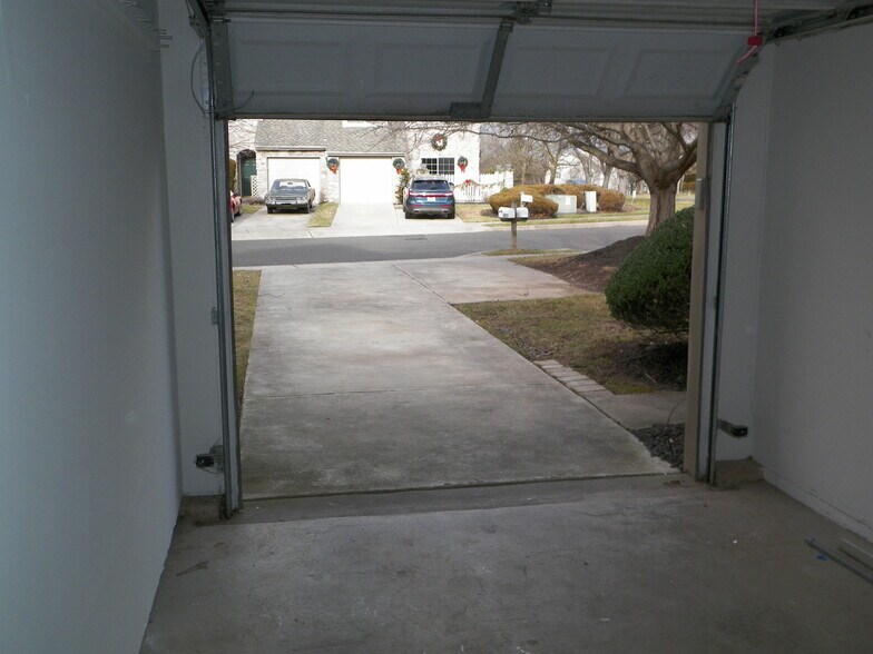 Building Photo - 5077 Rosewood Dr