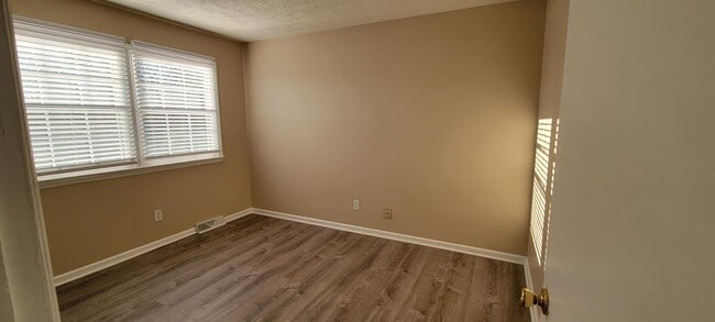 Building Photo - 404 Chapman Ct