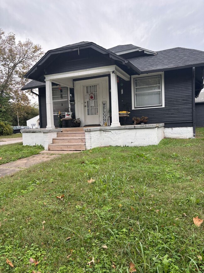 Building Photo - 2 Bed 1 Bath House-PRE LEASING Available N...