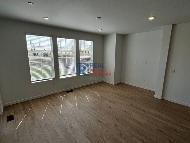 Building Photo - 537 Nightsky St