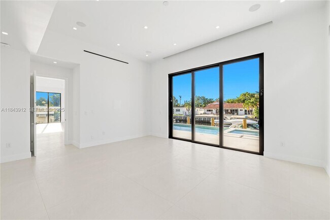 Building Photo - 2050 S Hibiscus Dr