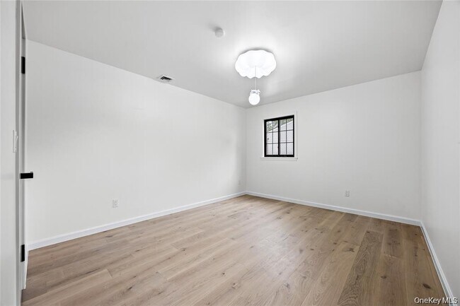 Building Photo - 26 Roseanne Dr