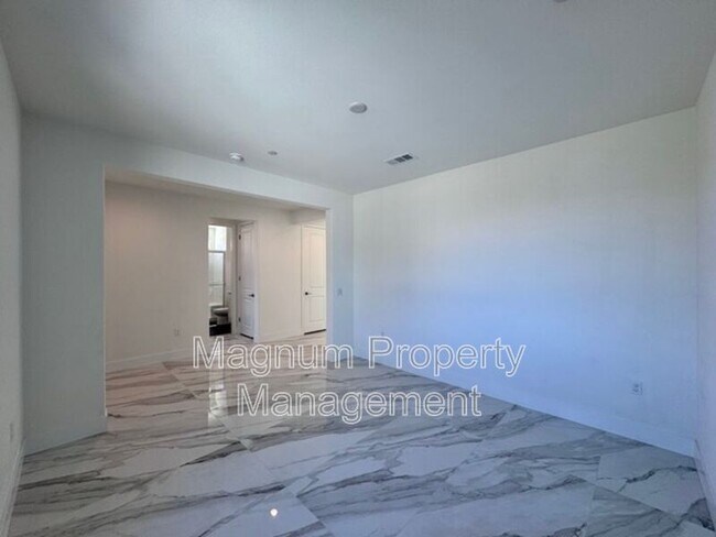 Building Photo - 25061 River Peak Dr