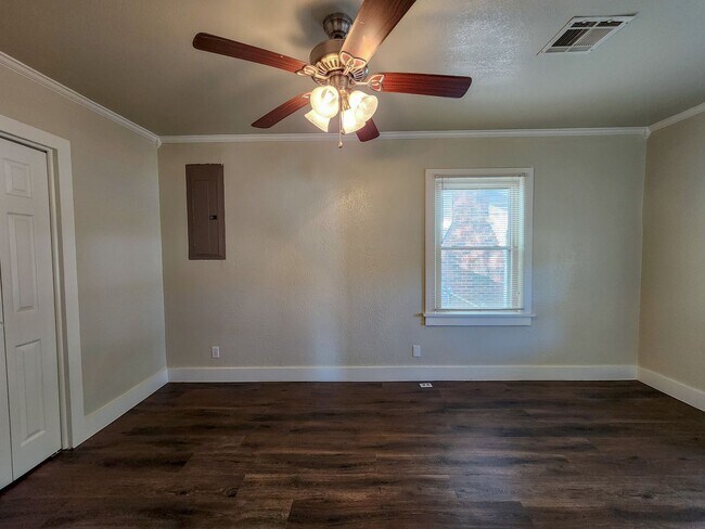 Building Photo - Newly Renovated 3 bedroom 1 bath home in Shawnee