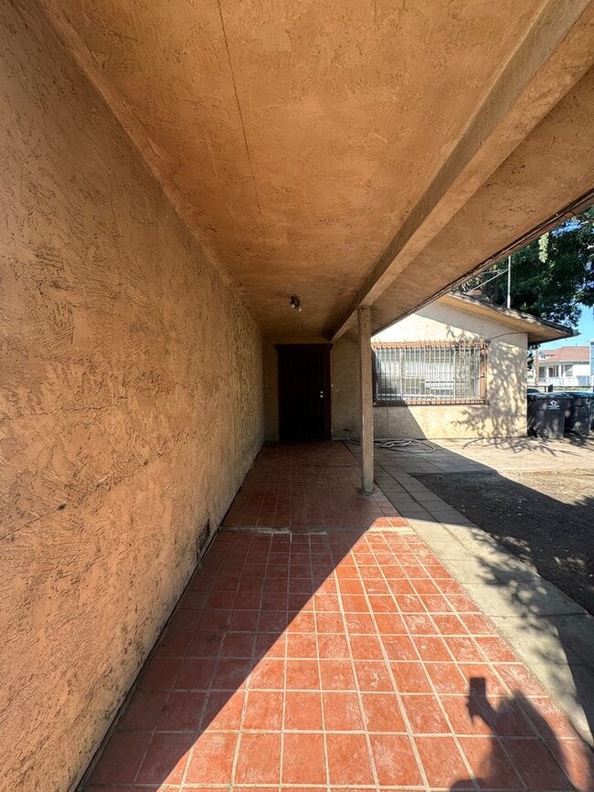 Building Photo - Charming 3 bedrooms 2 baths