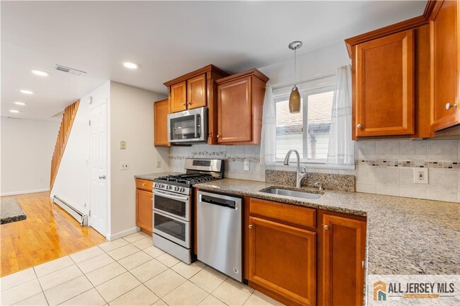 Building Photo - 1 Stanton St