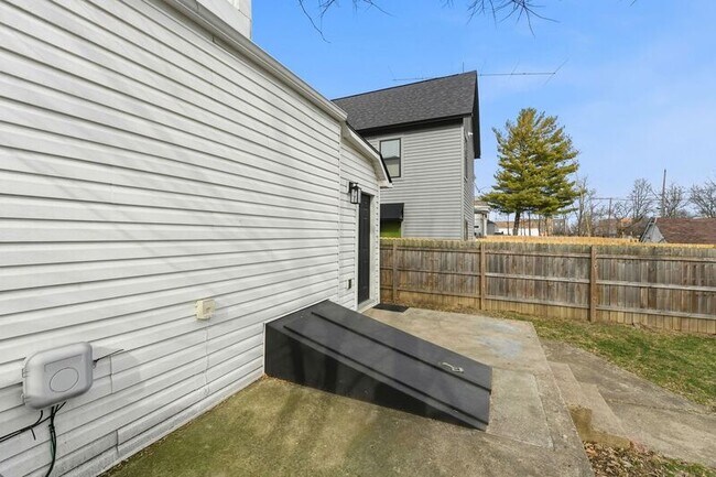 Building Photo - 522 Kelton Ave