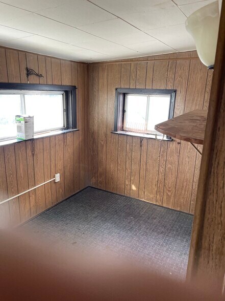 Building Photo - 270 E Gandy Ave