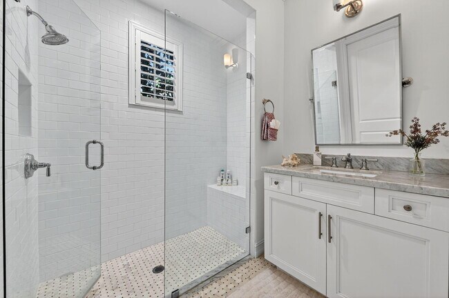 Building Photo - 121 Lily Ln