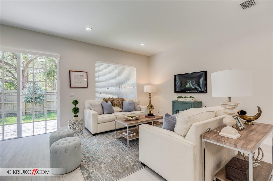 Building Photo - 637 SW 12th Ave