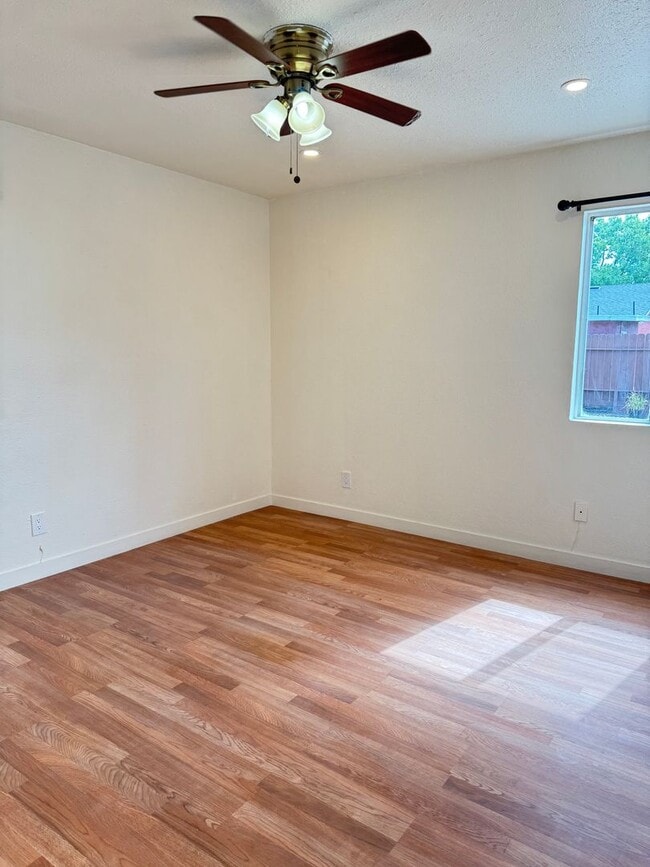 Building Photo - Charming 2 bedroom, 1 bathroom house