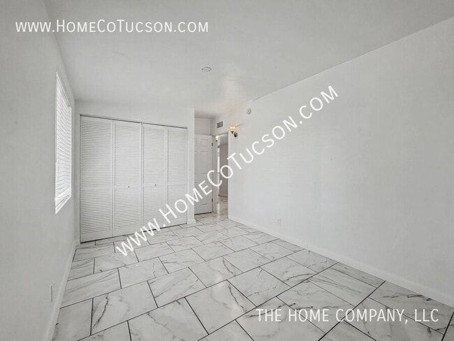 Building Photo - 6225 E Calle Aurora