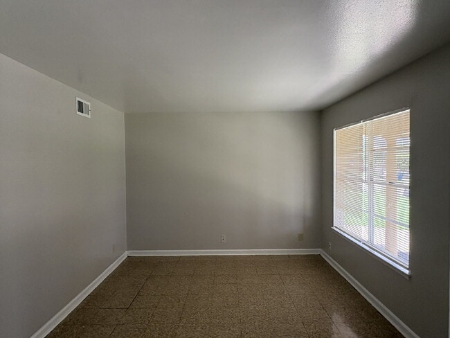 Building Photo - 3-Bed, 2-Bath Apple Valley Drive