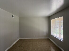 Building Photo - 3-Bed, 2-Bath Apple Valley Drive