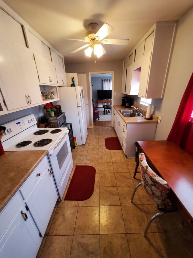 Building Photo - Immaculate 3BR home near parks and trails, eateries and quick highway access