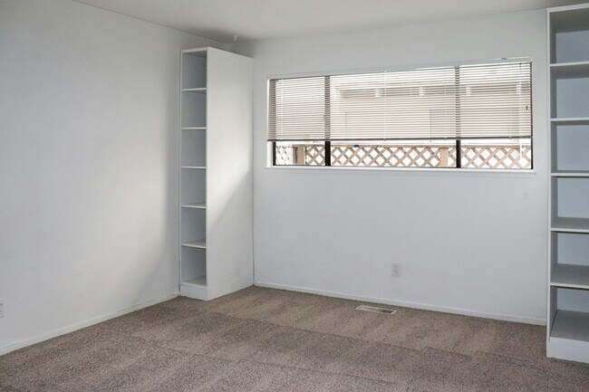 Building Photo - 18 Mooring Road, Unit 18