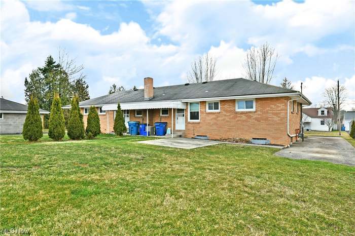 Back Entrance & Yard - 338 Overlook Blvd