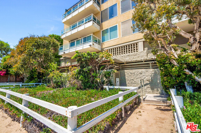 Building Photo - 723 Palisades Beach Rd
