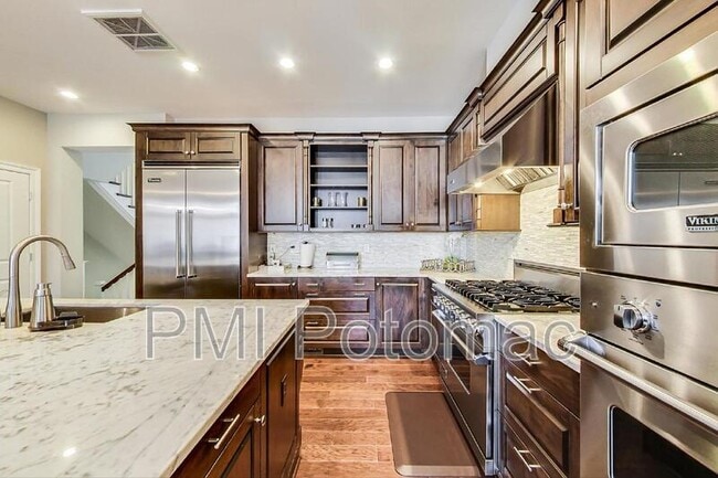 Building Photo - 10821 Symphony Park Dr