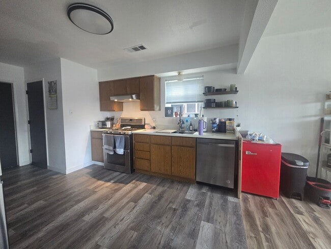 Building Photo - 3 Br 2 Ba home available