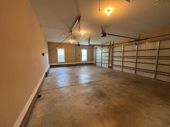 Building Photo - Madison City Schools with a 3 car garage and large fenced yard!