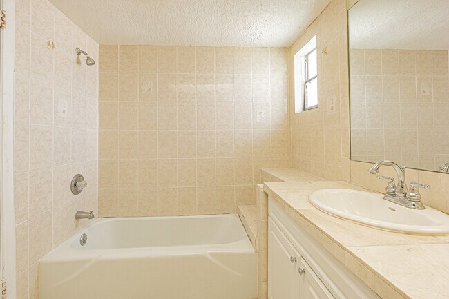 Building Photo - 4149 Floramar Ter