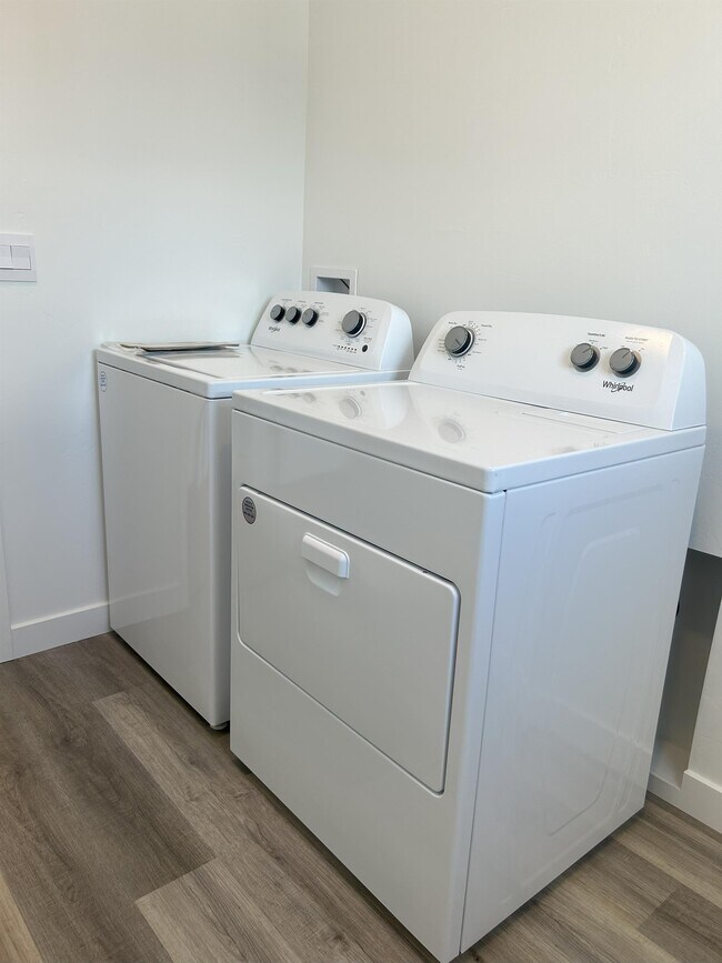 Building Photo - 613 N Pear Dr