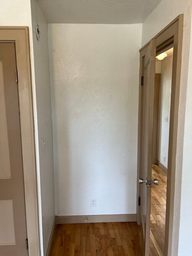 Building Photo - 3 Bed, 1.5 Bath near Rose Garden and Willamette River bike path in Whiteaker