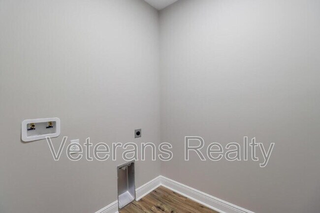 Building Photo - 841 Vee St