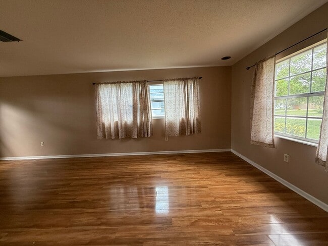 Building Photo - Englewood Park 3 bedroom, 2 bath available...