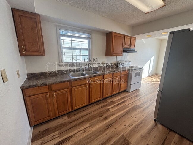 Building Photo - 1008 E Fischer St