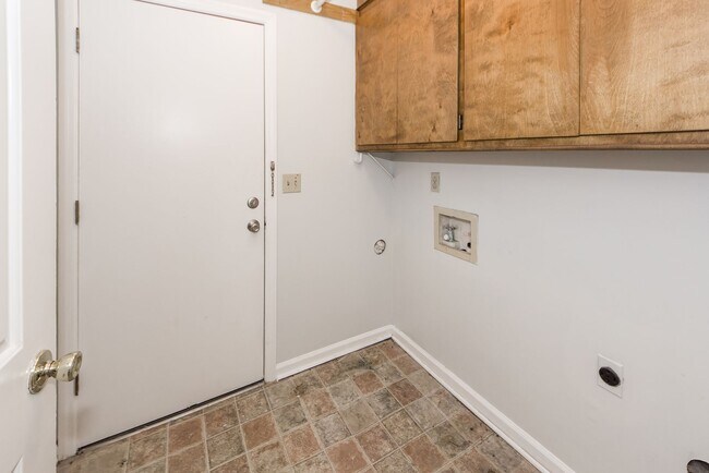 Building Photo - 3 Bedroom 2 Bath Home in Briarwood - Summe...