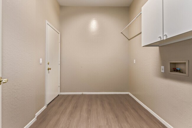 Building Photo - Single Story Large open floor plan home