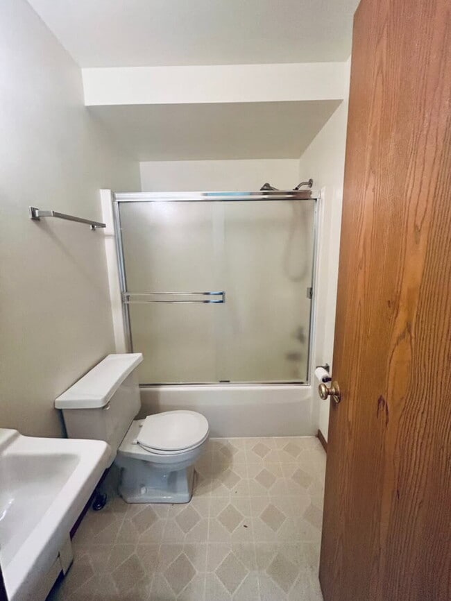 Building Photo - Available now! 2 bedroom, 1 bath apartment...